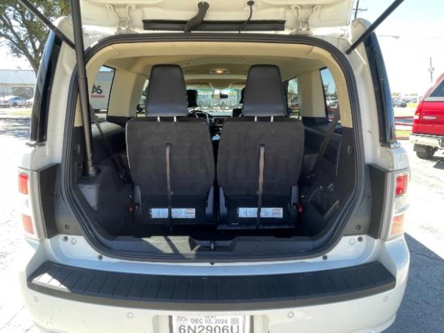 2013 White Platinum Metal /Charcoal Black Leath Ford Flex SEL FWD (2FMGK5C87DB) with an 3.5L V6 DOHC 24V engine, 6-Speed Automatic Ov transmission, located at 900 South McDonald Street, McKinney, TX, 75069, (972) 529-2992, 33.189335, -96.613403 - Photo#17