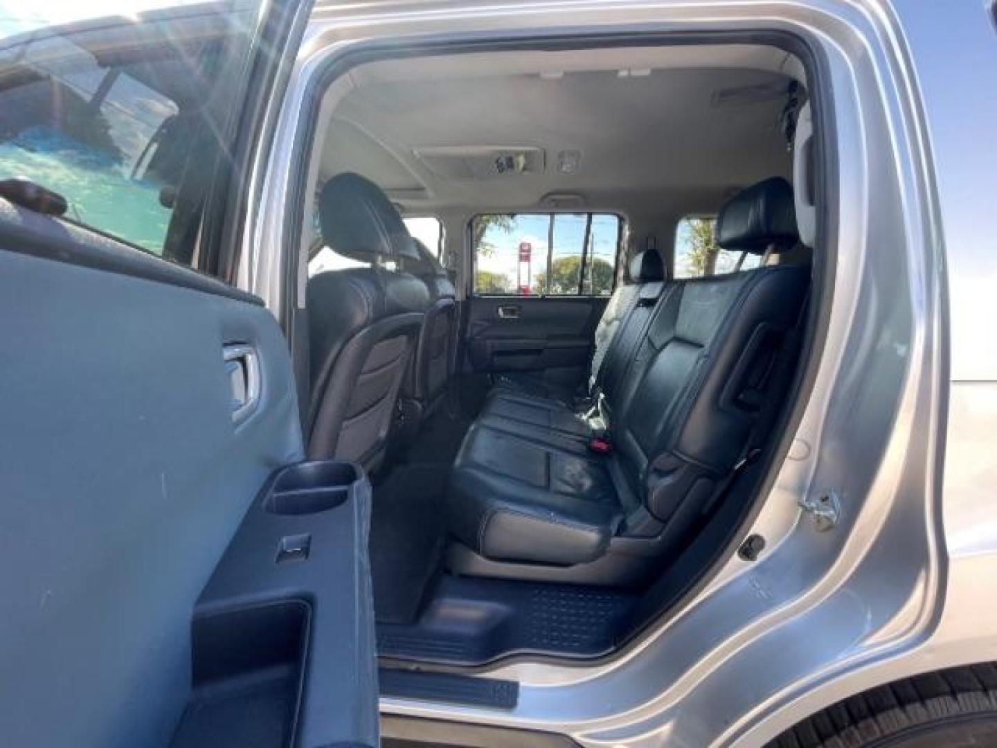 2009 Silver /Black Leather Interi Honda Pilot Touring 2WD with DVD (5FNYF38959B) with an 3.5L V6 SOHC 24V engine, 5-Speed Automatic transmission, located at 900 South McDonald Street, McKinney, TX, 75069, (972) 529-2992, 33.189335, -96.613403 - Photo#9