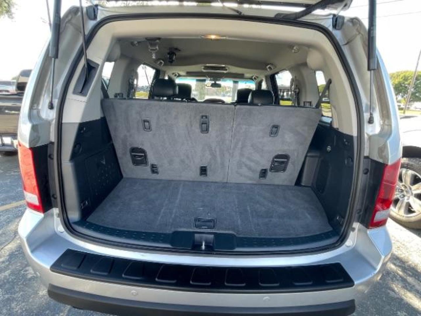 2009 Silver /Black Leather Interi Honda Pilot Touring 2WD with DVD (5FNYF38959B) with an 3.5L V6 SOHC 24V engine, 5-Speed Automatic transmission, located at 900 South McDonald Street, McKinney, TX, 75069, (972) 529-2992, 33.189335, -96.613403 - Photo#19