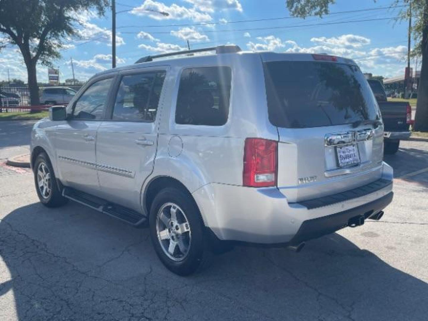 2009 Silver /Black Leather Interi Honda Pilot Touring 2WD with DVD (5FNYF38959B) with an 3.5L V6 SOHC 24V engine, 5-Speed Automatic transmission, located at 900 South McDonald Street, McKinney, TX, 75069, (972) 529-2992, 33.189335, -96.613403 - Photo#2