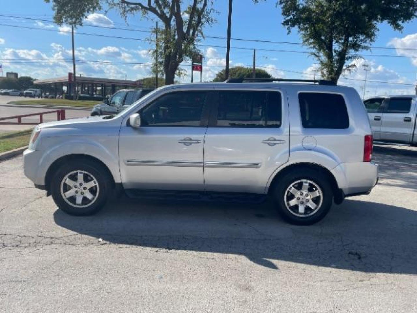 2009 Silver /Black Leather Interi Honda Pilot Touring 2WD with DVD (5FNYF38959B) with an 3.5L V6 SOHC 24V engine, 5-Speed Automatic transmission, located at 900 South McDonald Street, McKinney, TX, 75069, (972) 529-2992, 33.189335, -96.613403 - Photo#3