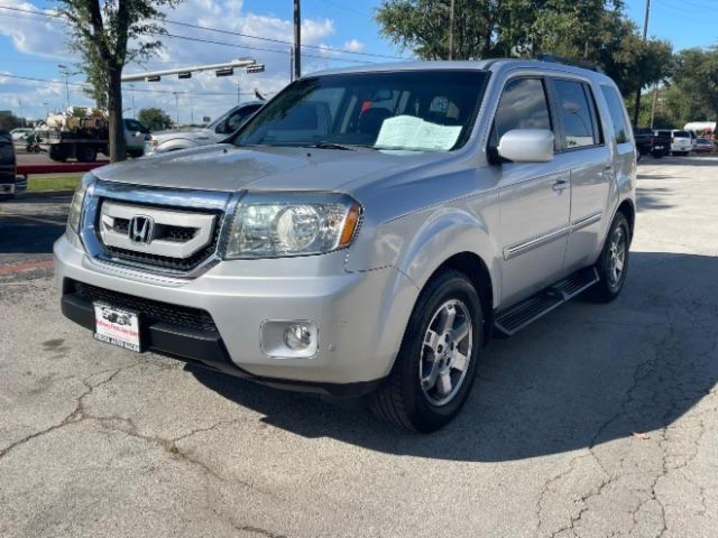 2009 Silver /Black Leather Interi Honda Pilot Touring 2WD with DVD (5FNYF38959B) with an 3.5L V6 SOHC 24V engine, 5-Speed Automatic transmission, located at 900 South McDonald Street, McKinney, TX, 75069, (972) 529-2992, 33.189335, -96.613403 - Photo#4