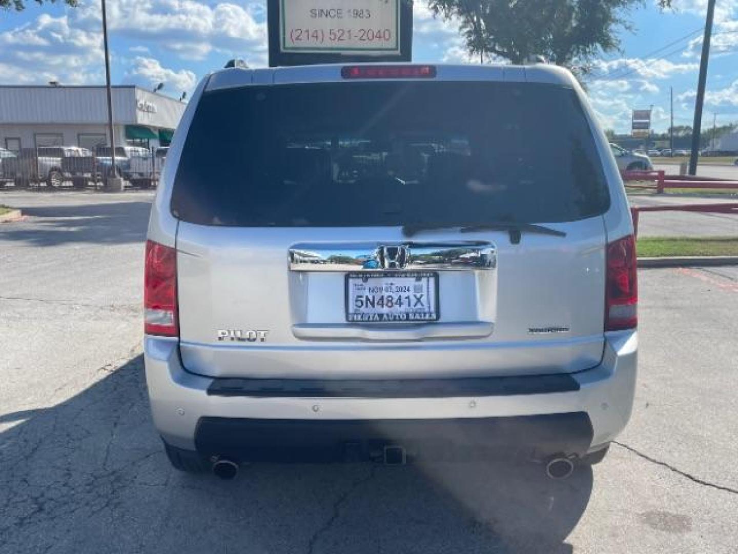 2009 Silver /Black Leather Interi Honda Pilot Touring 2WD with DVD (5FNYF38959B) with an 3.5L V6 SOHC 24V engine, 5-Speed Automatic transmission, located at 900 South McDonald Street, McKinney, TX, 75069, (972) 529-2992, 33.189335, -96.613403 - Photo#5