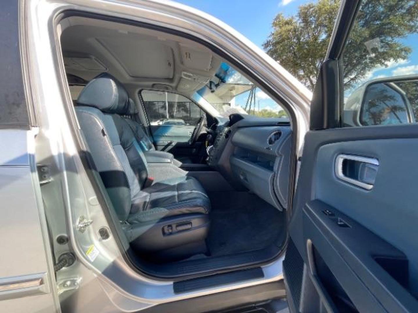 2009 Silver /Black Leather Interi Honda Pilot Touring 2WD with DVD (5FNYF38959B) with an 3.5L V6 SOHC 24V engine, 5-Speed Automatic transmission, located at 900 South McDonald Street, McKinney, TX, 75069, (972) 529-2992, 33.189335, -96.613403 - Photo#6