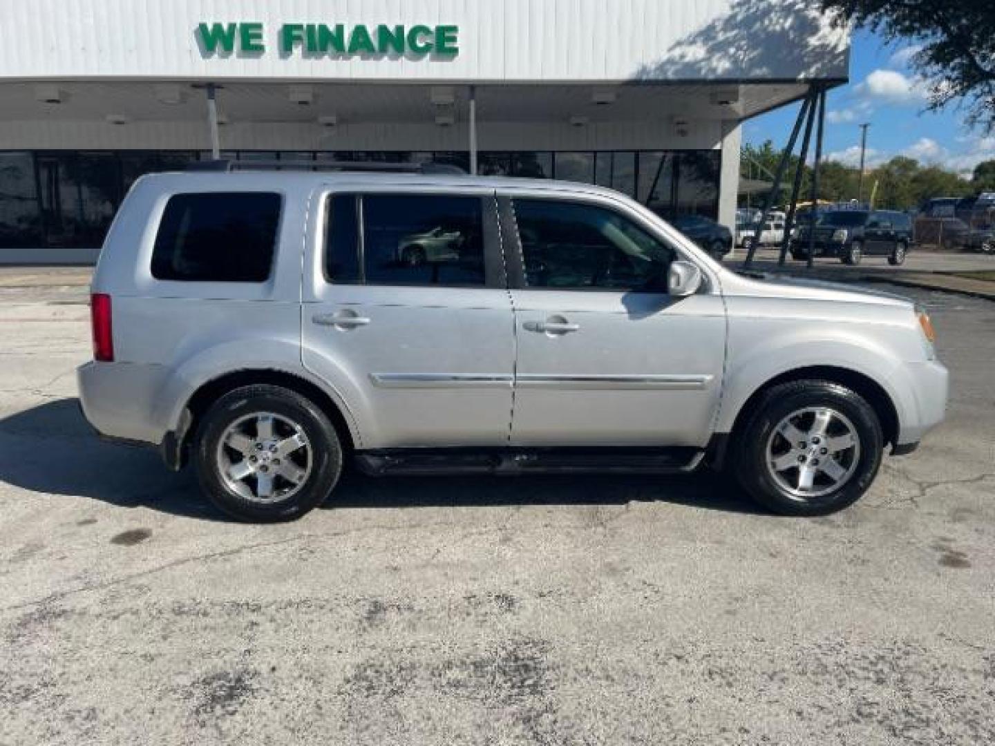 2009 Silver /Black Leather Interi Honda Pilot Touring 2WD with DVD (5FNYF38959B) with an 3.5L V6 SOHC 24V engine, 5-Speed Automatic transmission, located at 900 South McDonald Street, McKinney, TX, 75069, (972) 529-2992, 33.189335, -96.613403 - Photo#7