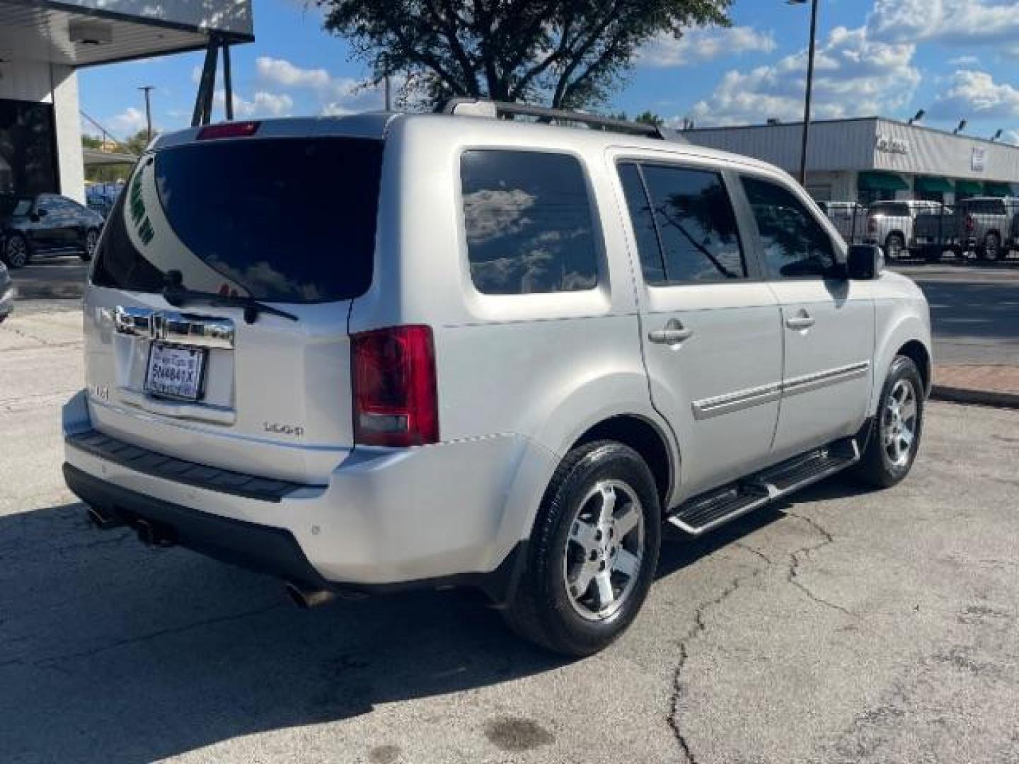 2009 Silver /Black Leather Interi Honda Pilot Touring 2WD with DVD (5FNYF38959B) with an 3.5L V6 SOHC 24V engine, 5-Speed Automatic transmission, located at 900 South McDonald Street, McKinney, TX, 75069, (972) 529-2992, 33.189335, -96.613403 - Photo#8