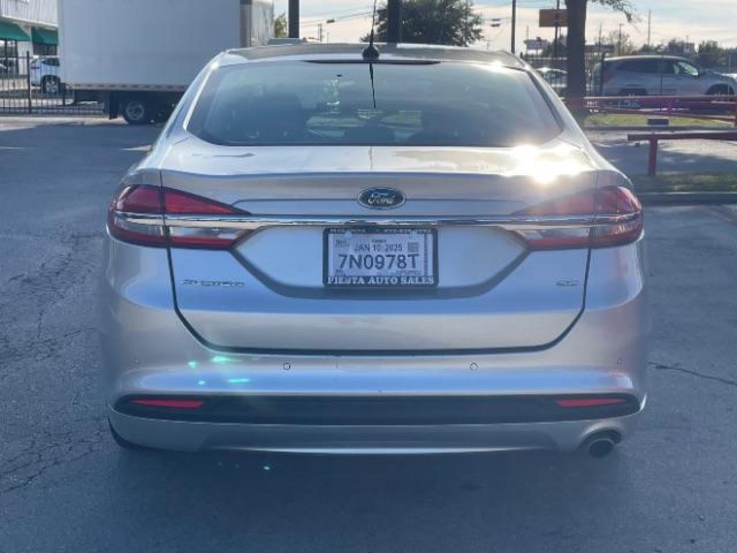 2018 Ingot Silver Metalli /Medium Light Stone, Ford Fusion SE (3FA6P0H79JR) with an 2.5L L4 DOHC 16V engine, 6-Speed Automatic transmission, located at 900 South McDonald Street, McKinney, TX, 75069, (972) 529-2992, 33.189335, -96.613403 - Photo#5