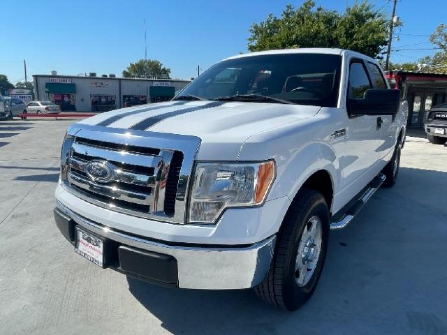 2010 Oxford White /Tan Cloth Interior Ford F-150 XLT SuperCrew 5.5-ft (1FTEW1C89AF) with an 4.6L V8 SOHC 24V engine, located at 900 South McDonald Street, McKinney, TX, 75069, (972) 529-2992, 33.189335, -96.613403 - Photo#4