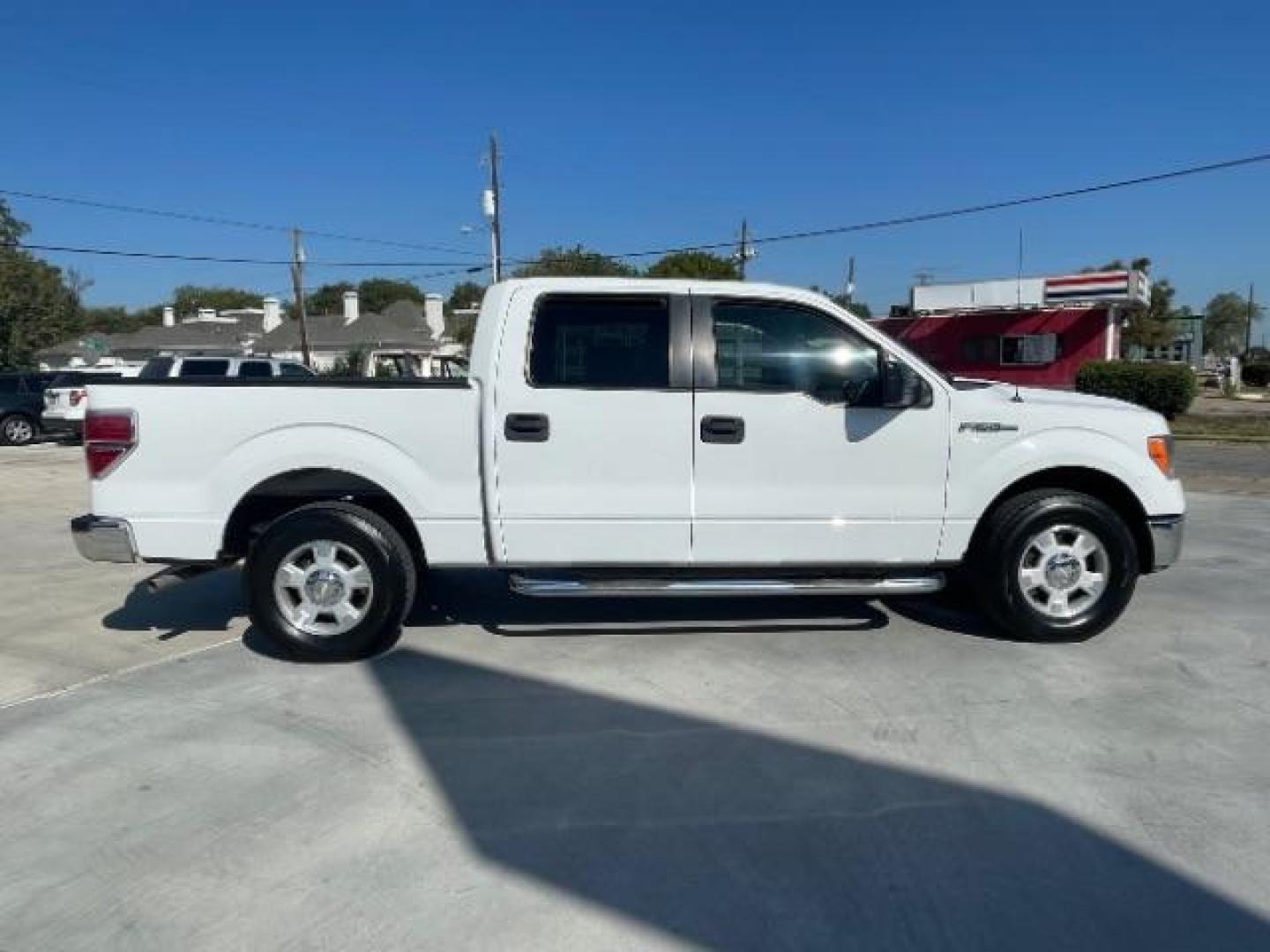 2010 Oxford White /Tan Cloth Interior Ford F-150 XLT SuperCrew 5.5-ft (1FTEW1C89AF) with an 4.6L V8 SOHC 24V engine, located at 900 South McDonald Street, McKinney, TX, 75069, (972) 529-2992, 33.189335, -96.613403 - Photo#5