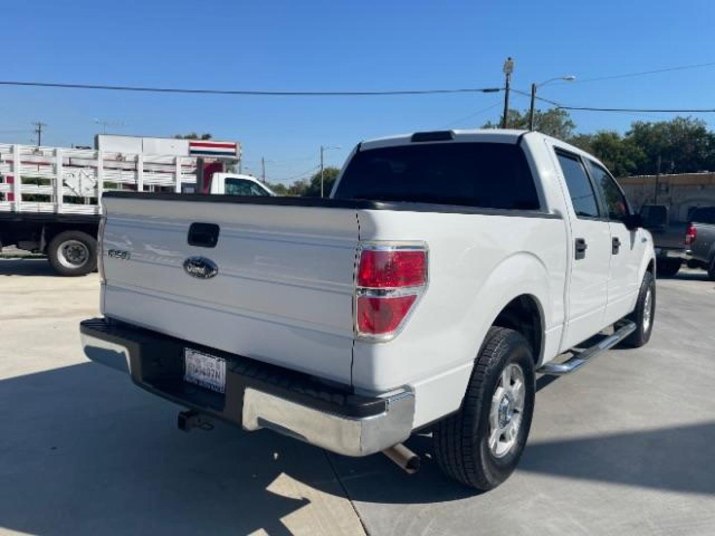 2010 Oxford White /Tan Cloth Interior Ford F-150 XLT SuperCrew 5.5-ft (1FTEW1C89AF) with an 4.6L V8 SOHC 24V engine, located at 900 South McDonald Street, McKinney, TX, 75069, (972) 529-2992, 33.189335, -96.613403 - Photo#6