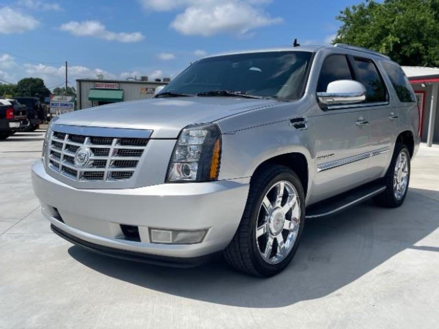 2012 Radiant Silver Metal /Ebony Leather Interi Cadillac Escalade 2WD Luxury (1GYS3BEF4CR) with an 6.2L V8 OHV 16V FFV engine, 6-Speed Automatic transmission, located at 900 South McDonald Street, McKinney, TX, 75069, (972) 529-2992, 33.189335, -96.613403 - Photo#4