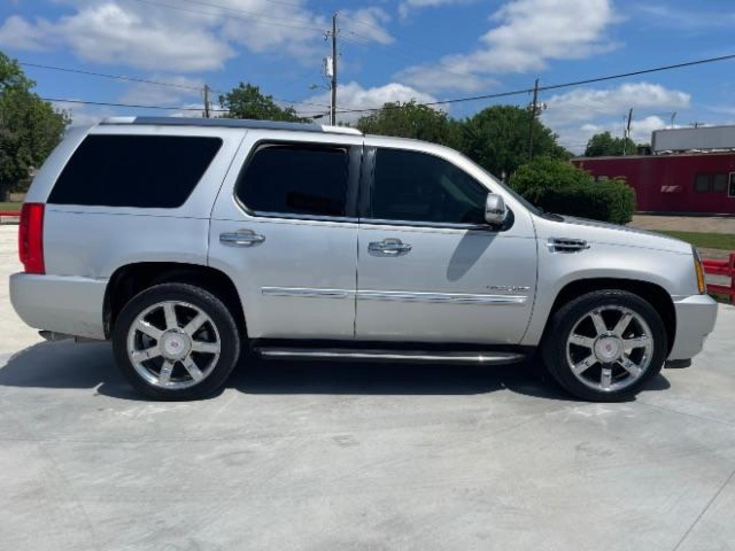 2012 Radiant Silver Metal /Ebony Leather Interi Cadillac Escalade 2WD Luxury (1GYS3BEF4CR) with an 6.2L V8 OHV 16V FFV engine, 6-Speed Automatic transmission, located at 900 South McDonald Street, McKinney, TX, 75069, (972) 529-2992, 33.189335, -96.613403 - Photo#5