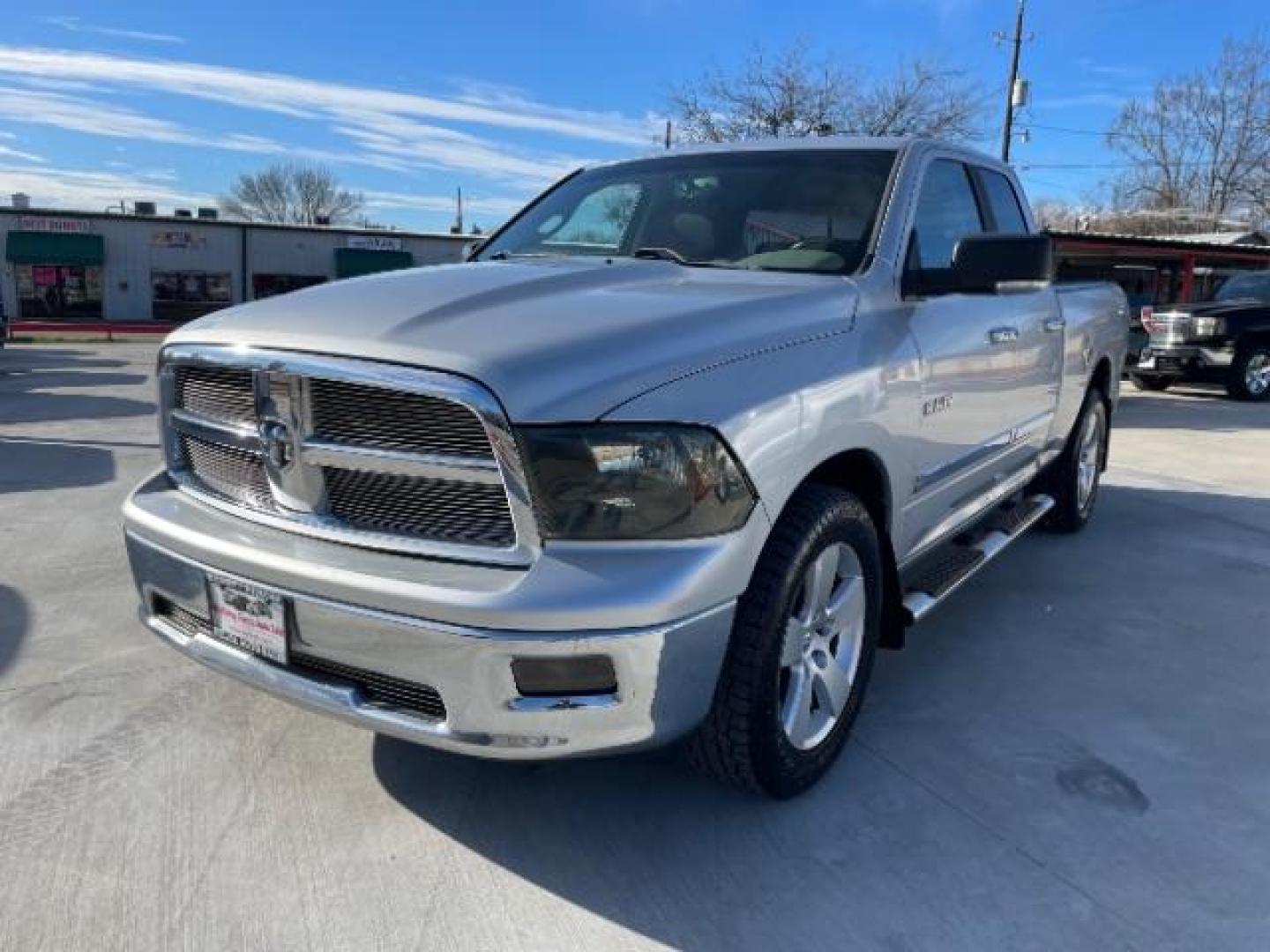 2009 Bright Silver Metall /Dark Slate/Medium Gr Dodge Ram 1500 SLT Quad Cab 2WD (1D3HB18P79S) with an 4.7L V8 SOHC 16V FFV engine, 5-Speed Automatic transmission, located at 900 South McDonald Street, McKinney, TX, 75069, (972) 529-2992, 33.189335, -96.613403 - Photo#4