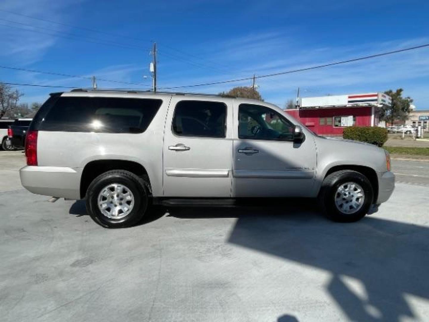 2007 Silver Birch Metalli /Light Tan Cloth Inte GMC Yukon XL SLE-1 1/2 Ton 2WD (1GKFC16017J) with an 5.3L V8 OHV 16V FFV engine, 4-Speed Automatic transmission, located at 900 South McDonald Street, McKinney, TX, 75069, (972) 529-2992, 33.189335, -96.613403 - Photo#9