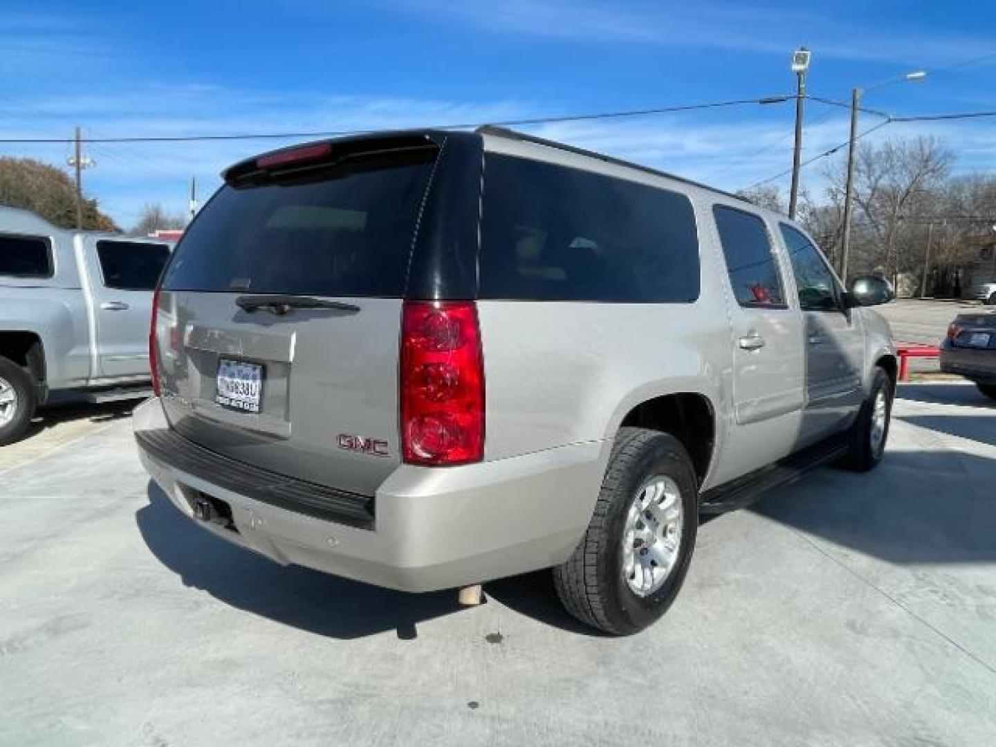 2007 Silver Birch Metalli /Light Tan Cloth Inte GMC Yukon XL SLE-1 1/2 Ton 2WD (1GKFC16017J) with an 5.3L V8 OHV 16V FFV engine, 4-Speed Automatic transmission, located at 900 South McDonald Street, McKinney, TX, 75069, (972) 529-2992, 33.189335, -96.613403 - Photo#4