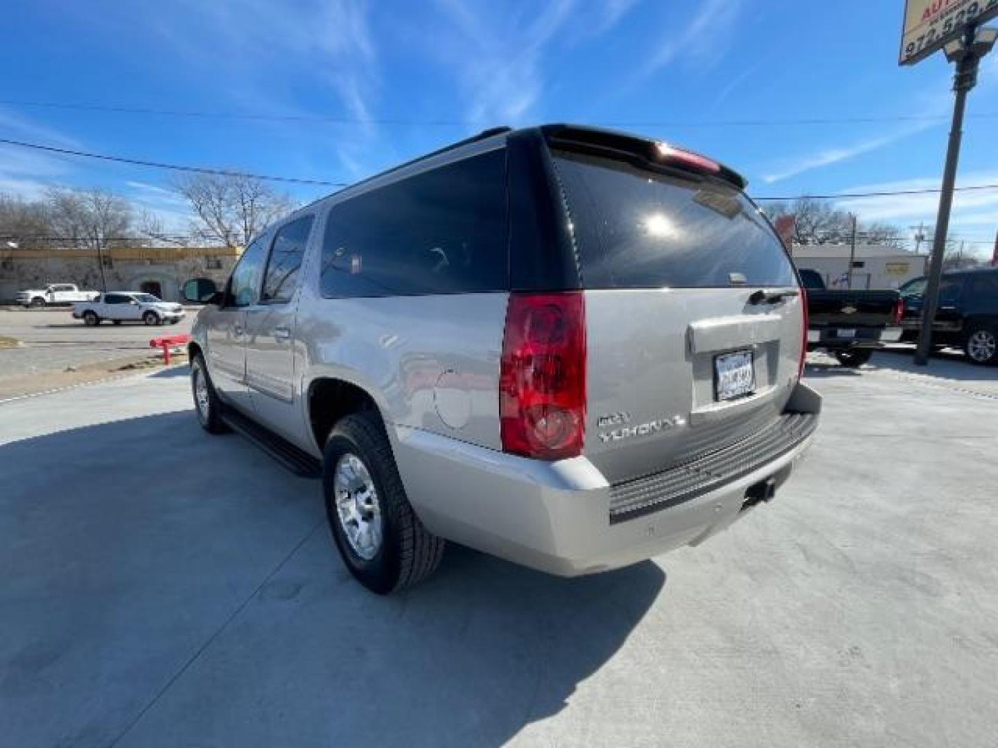 2007 Silver Birch Metalli /Light Tan Cloth Inte GMC Yukon XL SLE-1 1/2 Ton 2WD (1GKFC16017J) with an 5.3L V8 OHV 16V FFV engine, 4-Speed Automatic transmission, located at 900 South McDonald Street, McKinney, TX, 75069, (972) 529-2992, 33.189335, -96.613403 - Photo#6