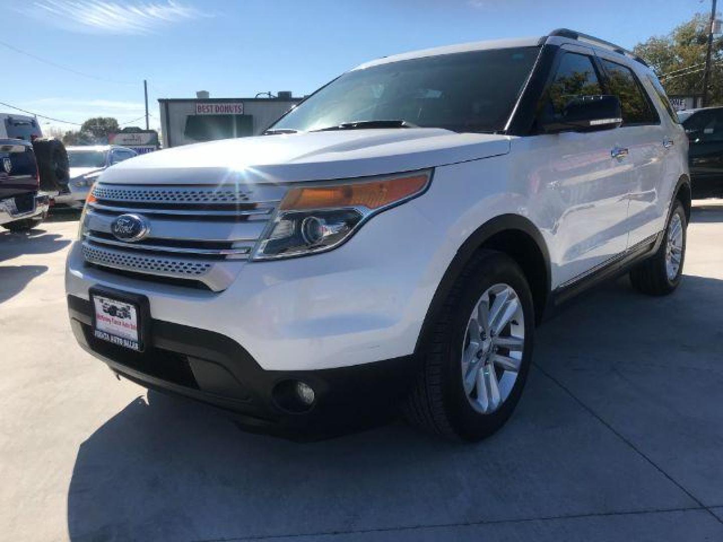 2015 Oxford White Clearco /Medium Light Stone, Ford Explorer XLT FWD (1FM5K7D85FG) with an 3.5L V6 DOHC 24V engine, 6-Speed Automatic transmission, located at 900 South McDonald Street, McKinney, TX, 75069, (972) 529-2992, 33.189335, -96.613403 - Photo#0