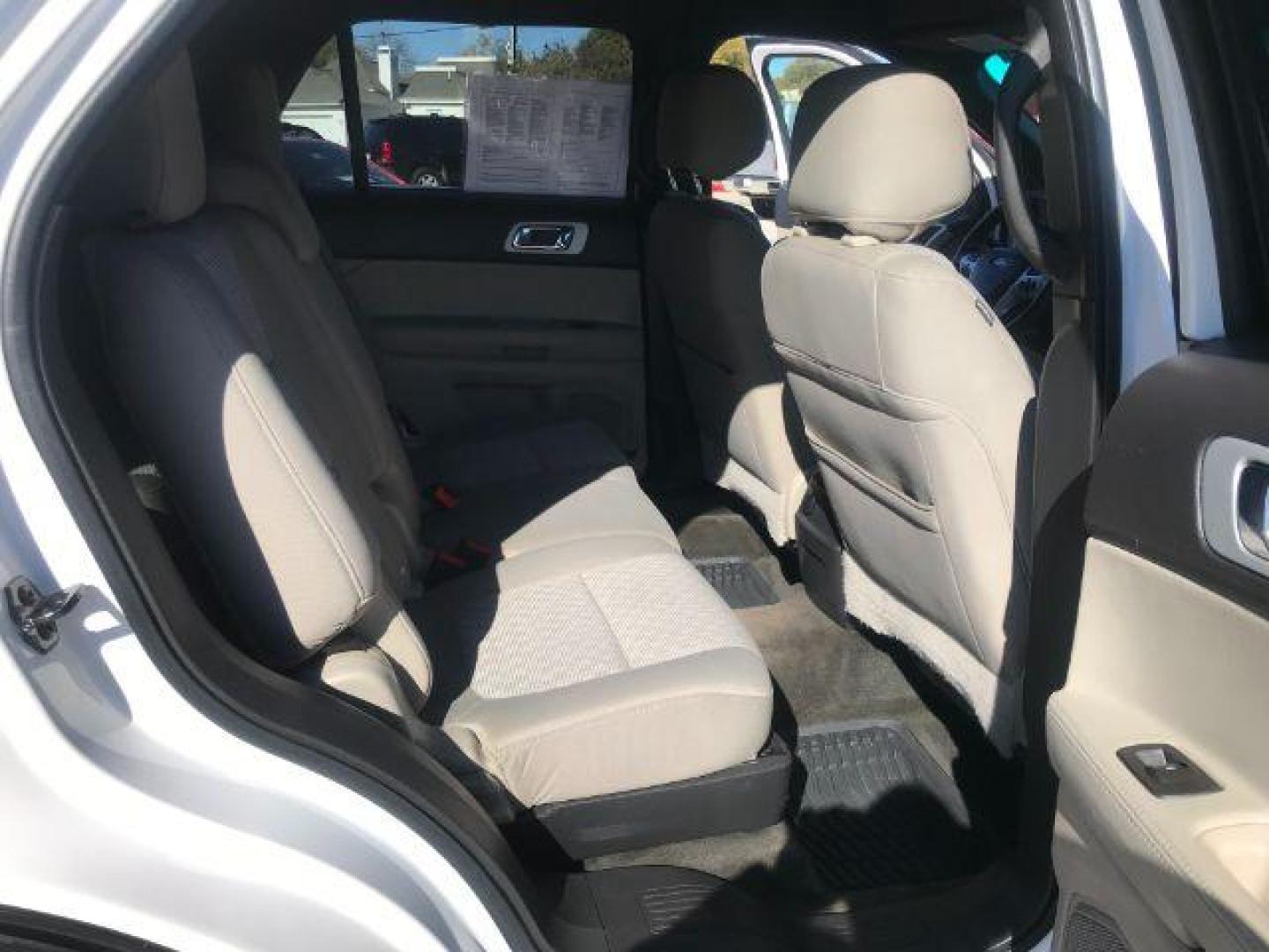 2015 Oxford White Clearco /Medium Light Stone, Ford Explorer XLT FWD (1FM5K7D85FG) with an 3.5L V6 DOHC 24V engine, 6-Speed Automatic transmission, located at 900 South McDonald Street, McKinney, TX, 75069, (972) 529-2992, 33.189335, -96.613403 - Photo#13