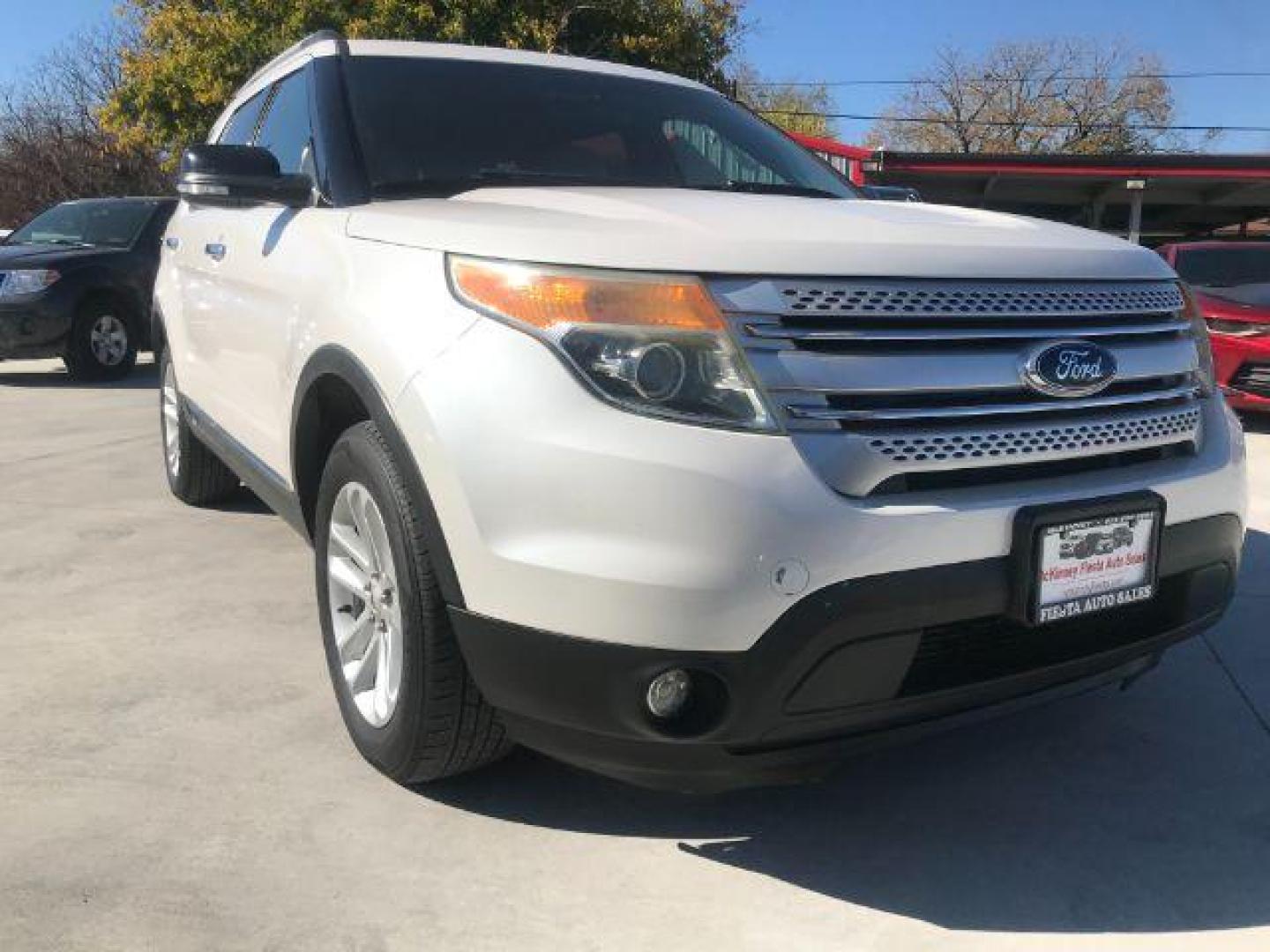 2015 Oxford White Clearco /Medium Light Stone, Ford Explorer XLT FWD (1FM5K7D85FG) with an 3.5L V6 DOHC 24V engine, 6-Speed Automatic transmission, located at 900 South McDonald Street, McKinney, TX, 75069, (972) 529-2992, 33.189335, -96.613403 - Photo#2