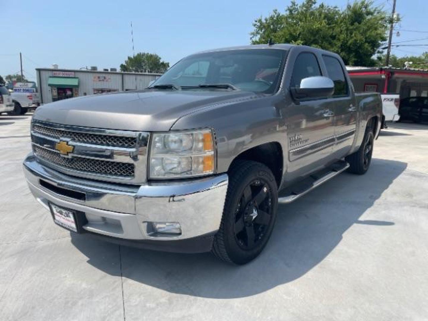 2012 Silver Ice Metallic /Ebony Cloth Interior Chevrolet Silverado 1500 LT Crew Cab 2WD (3GCPCSE09CG) with an 5.3L V8 OHV 16V FFV engine, 6-Speed Automatic transmission, located at 900 South McDonald Street, McKinney, TX, 75069, (972) 529-2992, 33.189335, -96.613403 - Photo#3