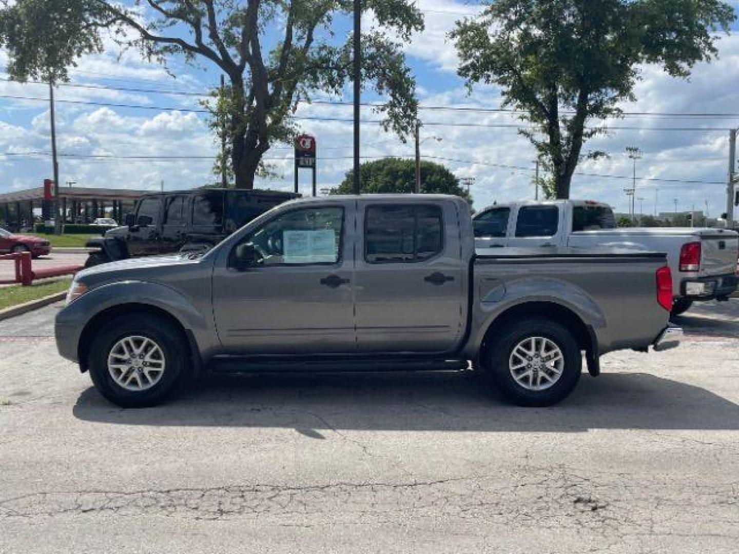 2016 Gun Metallic /Black cloth Nissan Frontier SL Crew Cab 5AT 2WD (1N6AD0ER2GN) with an 4.0L V6 DOHC 24V engine, 5-Speed Automatic transmission, located at 900 South McDonald Street, McKinney, TX, 75069, (972) 529-2992, 33.189335, -96.613403 - Photo#3