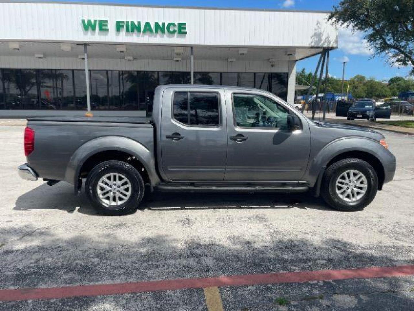 2016 Gun Metallic /Black cloth Nissan Frontier SL Crew Cab 5AT 2WD (1N6AD0ER2GN) with an 4.0L V6 DOHC 24V engine, 5-Speed Automatic transmission, located at 900 South McDonald Street, McKinney, TX, 75069, (972) 529-2992, 33.189335, -96.613403 - Photo#5