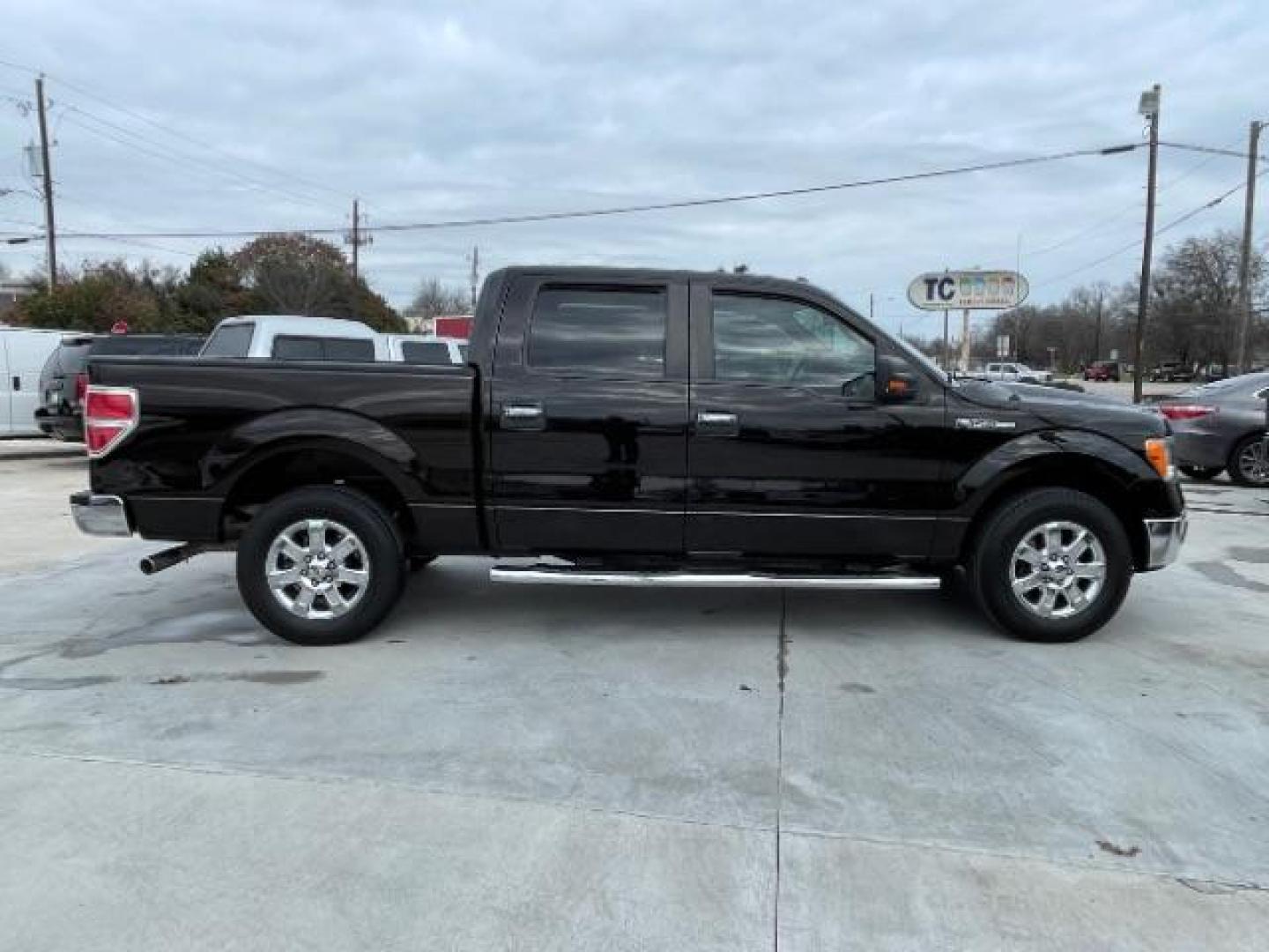 2013 Brown /Tan cloth Ford F-150 XLT SuperCrew 5.5-ft. Bed 2WD (1FTFW1CF1DF) with an 5.0L V8 engine, 6-Speed Automatic transmission, located at 900 South McDonald Street, McKinney, TX, 75069, (972) 529-2992, 33.189335, -96.613403 - Photo#9