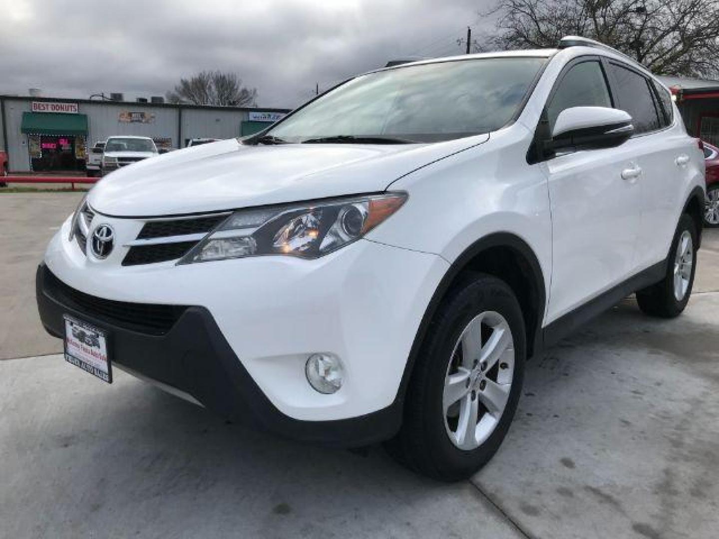 2013 Super White /Ash Toyota RAV4 XLE FWD (JTMWFREV4DD) with an 2.5L L4 DOHC 16V engine, 6-Speed Automatic transmission, located at 900 South McDonald Street, McKinney, TX, 75069, (972) 529-2992, 33.189335, -96.613403 - Photo#0