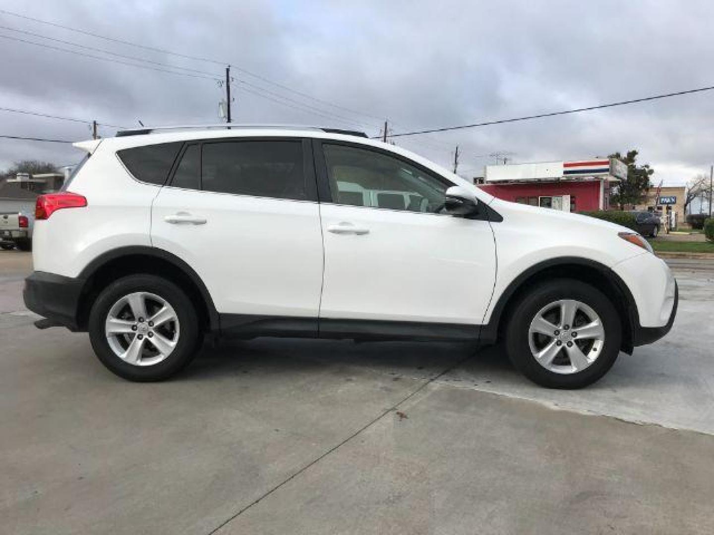 2013 Super White /Ash Toyota RAV4 XLE FWD (JTMWFREV4DD) with an 2.5L L4 DOHC 16V engine, 6-Speed Automatic transmission, located at 900 South McDonald Street, McKinney, TX, 75069, (972) 529-2992, 33.189335, -96.613403 - Photo#3