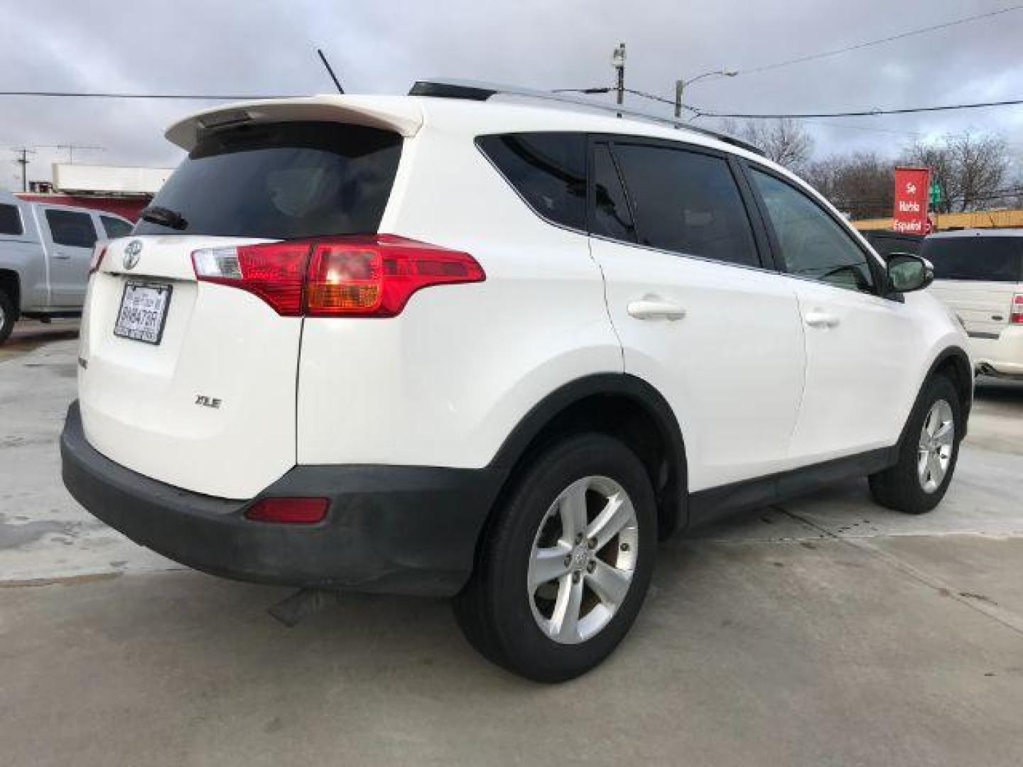 2013 Super White /Ash Toyota RAV4 XLE FWD (JTMWFREV4DD) with an 2.5L L4 DOHC 16V engine, 6-Speed Automatic transmission, located at 900 South McDonald Street, McKinney, TX, 75069, (972) 529-2992, 33.189335, -96.613403 - Photo#4