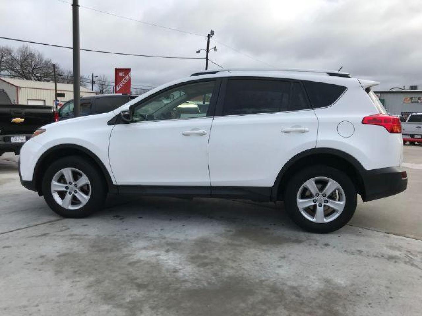 2013 Super White /Ash Toyota RAV4 XLE FWD (JTMWFREV4DD) with an 2.5L L4 DOHC 16V engine, 6-Speed Automatic transmission, located at 900 South McDonald Street, McKinney, TX, 75069, (972) 529-2992, 33.189335, -96.613403 - Photo#7