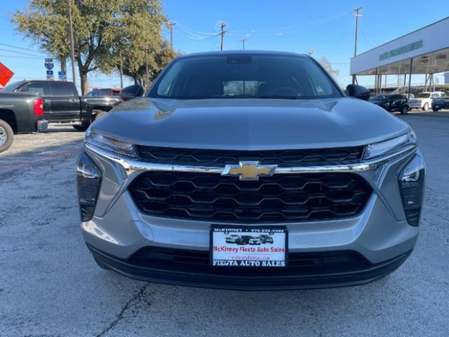 2024 Silver /Black cloth Chevrolet Trax Base (KL77LFE2XRC) , Automatic transmission, located at 900 South McDonald Street, McKinney, TX, 75069, (972) 529-2992, 33.189335, -96.613403 - Photo#3