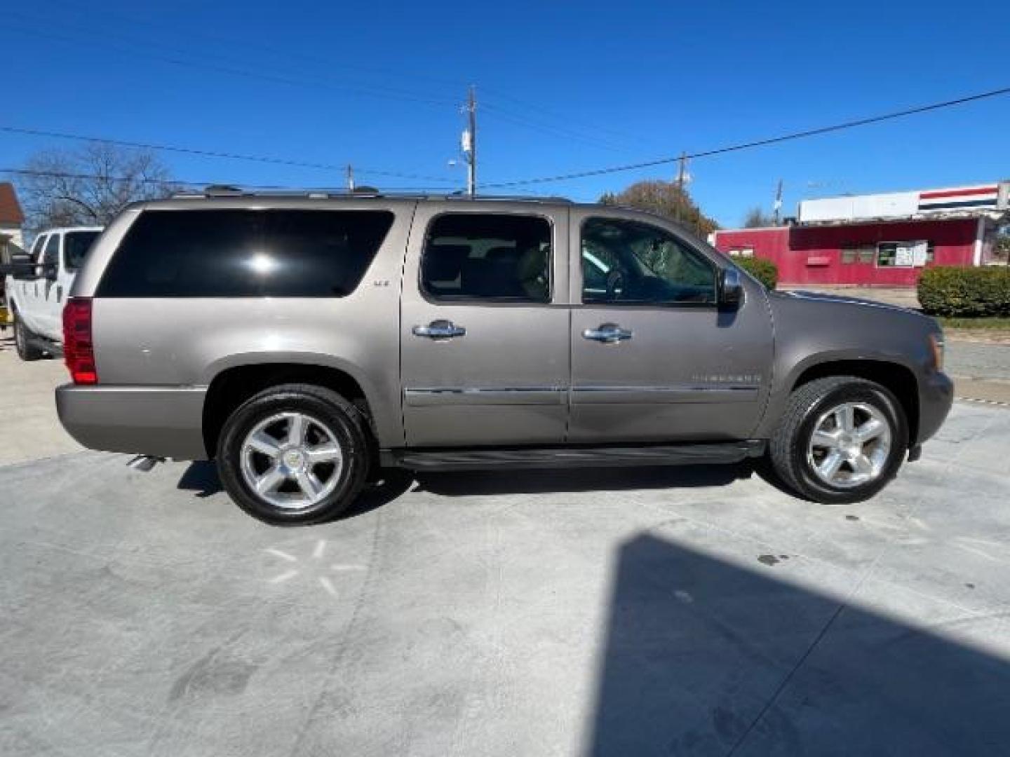 2013 Mocha Steel Metallic /Light Cashmere/Dark Cashmere Leather Interior Chevrolet Suburban LTZ 1500 2WD (1GNSCKE03DR) with an 5.3L V8 OHV 16V FFV engine, 6-Speed Automatic transmission, located at 900 South McDonald Street, McKinney, TX, 75069, (972) 529-2992, 33.189335, -96.613403 - Photo#5